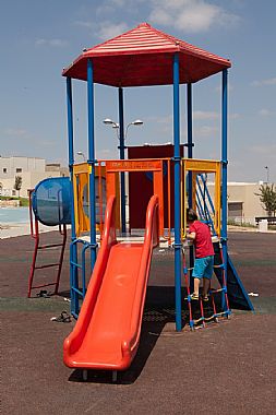 "פליי ג'ים" מתקן חצר מתכת